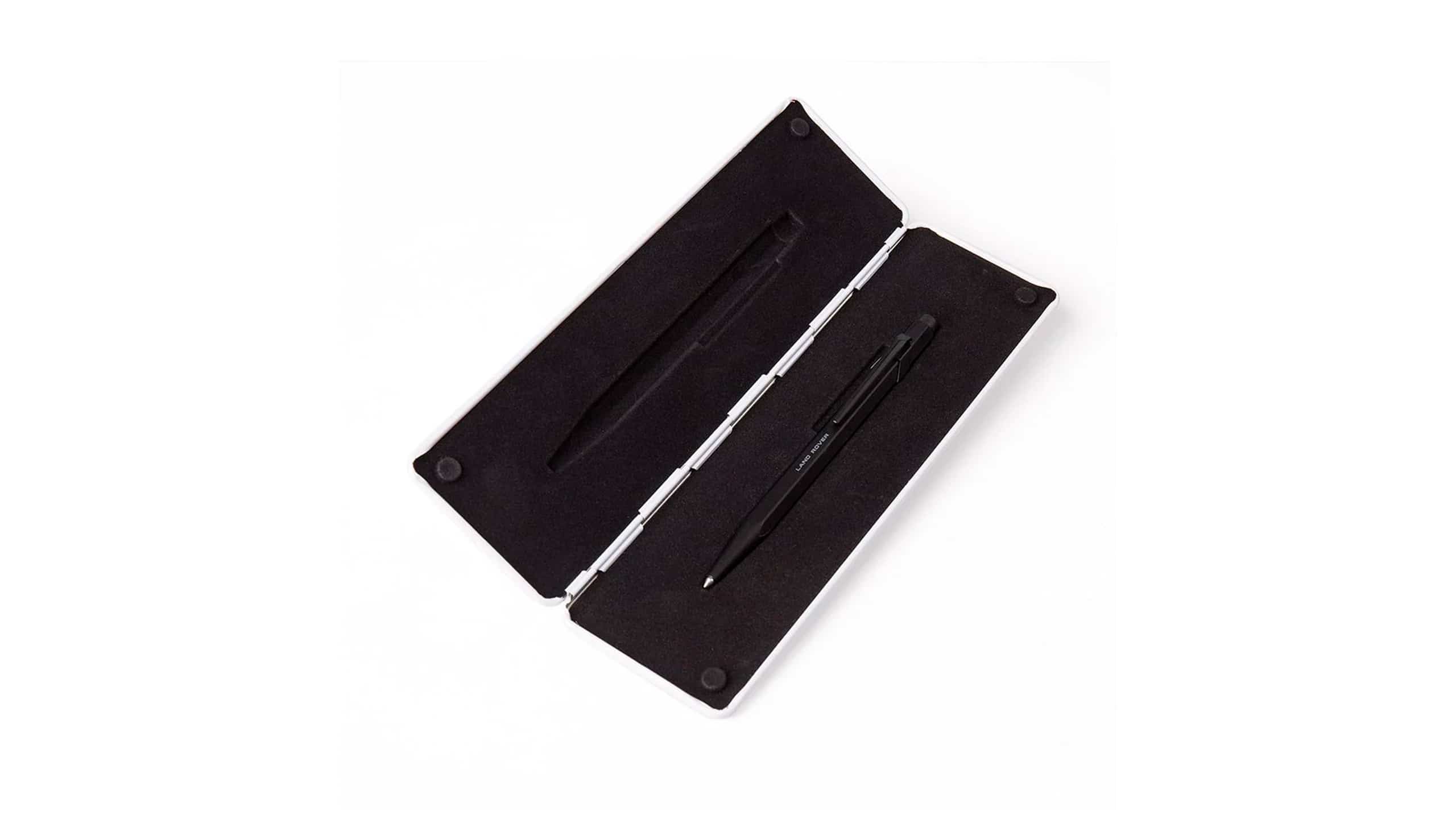 Embodying the true spirit of Land Rover this pen is made from aluminium which is both durable and lightweight and has ultra-comfortable proportions.