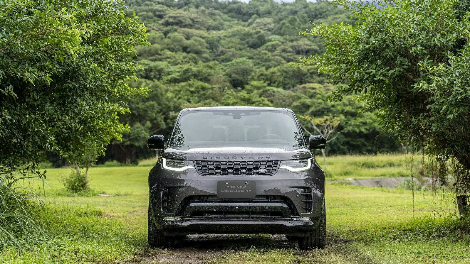 The New Land Rover Discovery has a comprehensively innovative sports appearance and an exquisite cockpit made of top-grade materials.